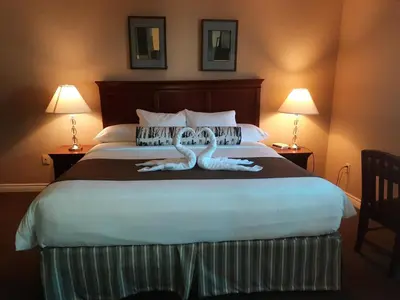 two swans on a bed in a hotel room at Margarita Vacation Getaway in Oro-Medonte