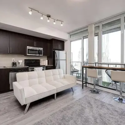 Cityscape 1BR Condo with Private Balcony amd WFH setup