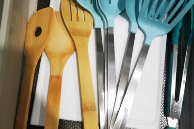 a group of forks and spoons in a drawer at Patio privé, hébergement équipé et spacieux. in Hamilton
