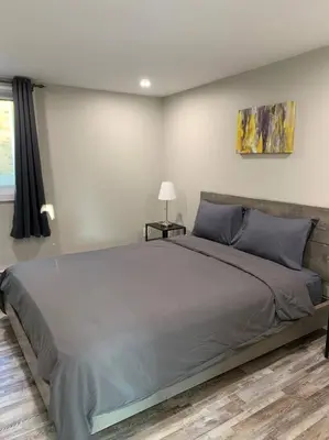 a bedroom with a large bed in a room at ENTIRE 2 BEDROOM APARTMENT DOWNTOWN - u5 in Waterloo
