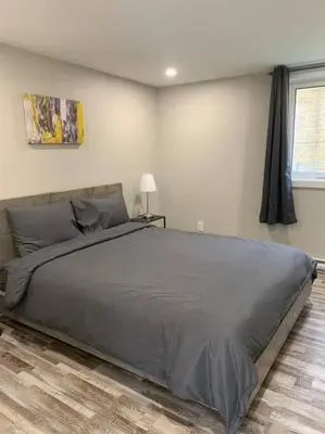 a bedroom with a large bed in a room at ENTIRE 1 BEDROOM APARTMENT DOWNTOWN - u4 in Waterloo