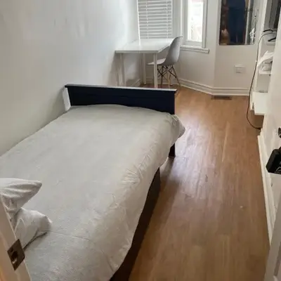 Single Room with SHARED Bathroom 536C