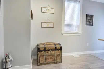 a room with a wooden trunk and a window at Niagara Falls-Toronto-45 Min Drive- 26 OOOO75-Max 8 in Hamilton