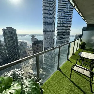 Luxury Downtown Toronto 2 Bedroom Suite with City and Lake Views and Free Parking