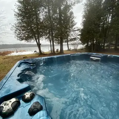 Lovely waterfront private cottage with hot tub in Kawartha Lakes