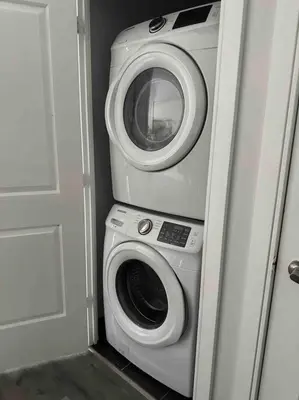 a washing machine and a dryer in a room at City Centre Lodge ( Downtown) in Mississauga