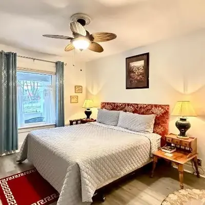 Adorable 2-bedroom unit with jacuzzi beside falls