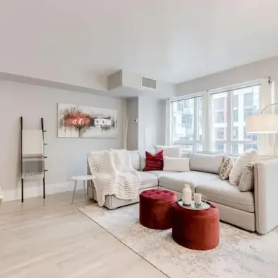 Stunning 1BR and Den Sleeps 6 Steps From CN Tower