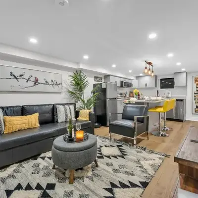 Modern 2BR on Queensway
