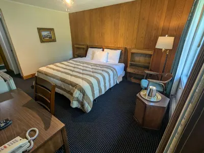a hotel room with a bed and a table at Mariner motor hotel in Collingwood