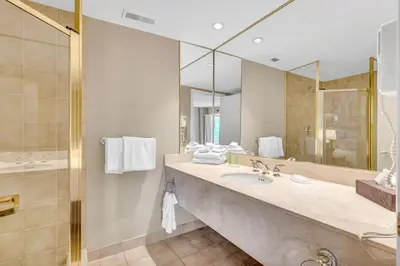 a bathroom with a sink and a large mirror at Quite in Nature in Edgar