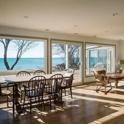 Lakeside PEC: Beautiful Waterfront & Patio