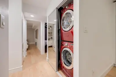 a room with a washing machine in a room at Prime Location 2BR with KingBed in Vibrant Toronto in Toronto