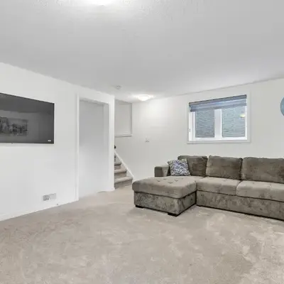 Modern 1 Bedroom + Den in Cambridge
