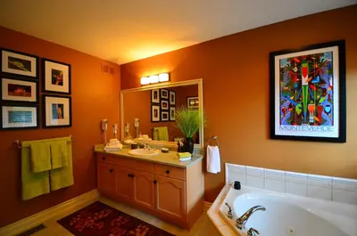 a bathroom with a tub and a sink at Explorer House Bed & Breakfast in Niagara on the Lake