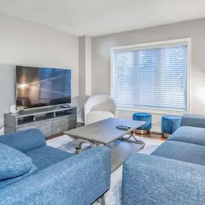 Stylish 4BR Home 20 Mins from YYZ