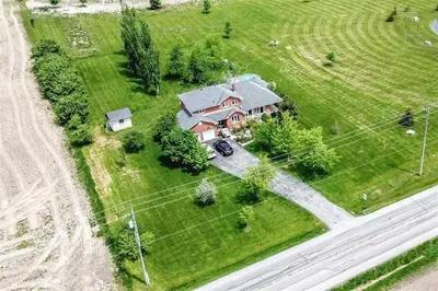 an overhead view of a house in a field at 4 Bedrms, Indoor HotTub, Wineries & Niagara Falls in Beamsville