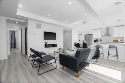 a living room with a couch and chairs and a kitchen at Rent 8Bed 8Bath DowntownLondon Parking Wi-Fi in London