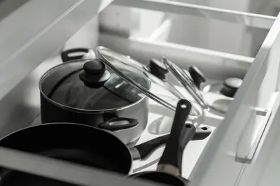 a stove top with pots and pans in a kitchen at Rent 8Bed 8Bath DowntownLondon Parking Wi-Fi in London