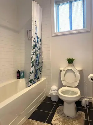 a bathroom with a toilet and a tub and a sink at Luxury Spacious 5-Bedroom Home in London
