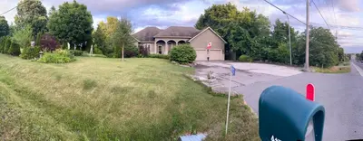 a house on the side of a road at Khan’s Resort in Cobourg