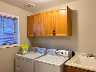 a kitchen with a washing machine and a sink at \u591a\u4f26\u591a\u6e56\u7554\u522b\u5885\u53cc\u4eba\u95f43 in Bowmanville