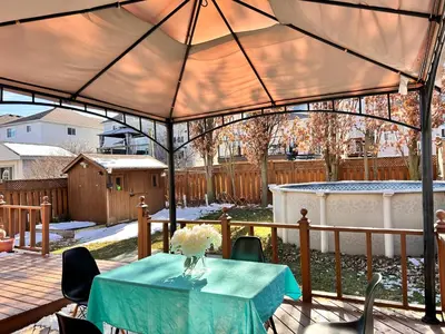 a patio with a table and chairs under a tent at \u591a\u4f26\u591a\u6e56\u7554\u522b\u5885\u53cc\u4eba\u95f43 in Bowmanville