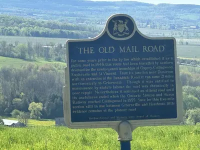 a sign for the old mill road at the top of a hill at 19th Hole Hideaway in Collingwood