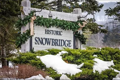 a sign for thehistoric snow bridge in the snow at Cosy Chalet - 4 Season Family Oasis in Collingwood