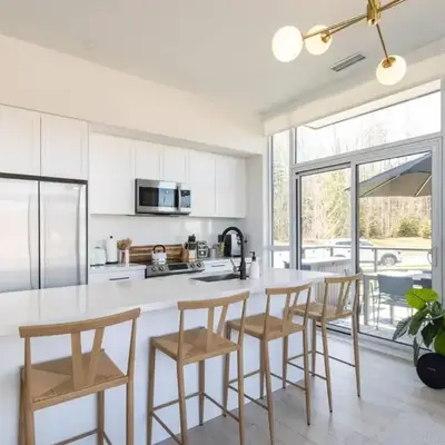 Chic 2BR with Patio - Pool - Hot Tub - BBQ - Friday Harbour