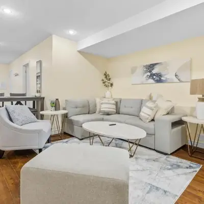 Elegant & Private Apartment - Short Walk From Downtown