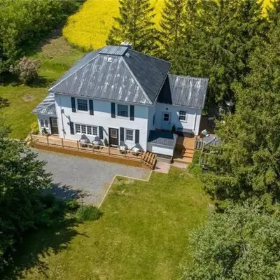 Golden Field Farmhouse - stayinpec on IG