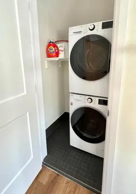 a washer and dryer in a small room at The Loft Retreat in Southampton