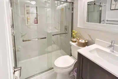 Gallery image of Super Luxury Family Home - 3 Bedrooms, 1 Full Bathroom and 1 Half Washroom with Free Parking, Wifi, Netflix in Toronto