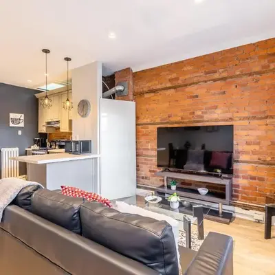 1BR - Queen Bed Apartment in Hamilton's Best Neighborhood
