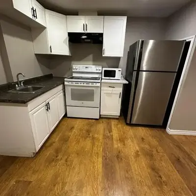 3 Room Set for Up to 8 people- 10 minutes from Kitchener Airport