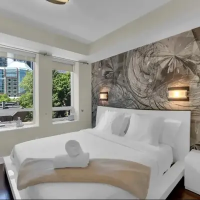 1560 sqft Elegant Condo at Downtown Hi-End Shopping & Dining Area - CN Tower View
