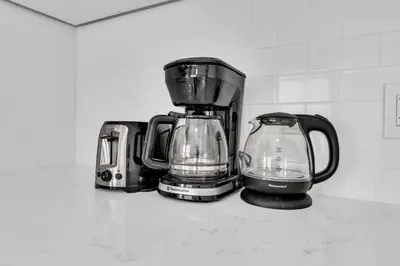 a kitchen counter with a coffee maker and a blender at RentX 3Bed Cozy Home - Hospital GO 2ParkingWi-Fi in Hamilton