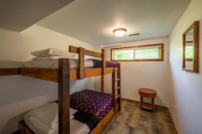 a bedroom with two bunk beds in a house at 6 bdrm Cottage at Blue Mountain, Private Beach Access, Hot Tub, Sauna, BBQ, Petfriendly in Blue Mountains