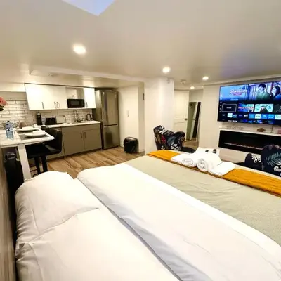 Pvt Studio Near Waterloo Airport & Minutes to Downtown Basement unit