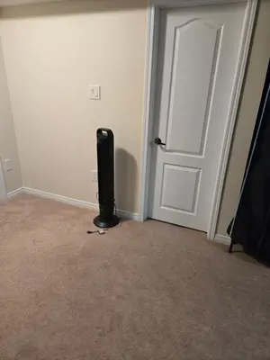 a room with a speaker in the corner of a room at Mimis lodge in Brampton
