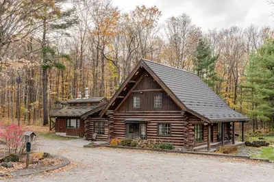 a log cabin in the middle of the woods at Forest Hideaway in Hespeler