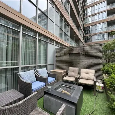 1Bdrm plus den with 2 real beds plus sofabed & Terrace & parking