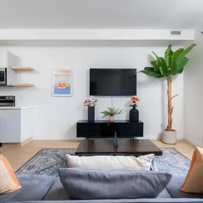 Large Victorian Sleeps 6 by UofT