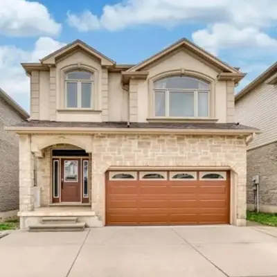 Huge Family home sleeps 10 with 3 parking spots