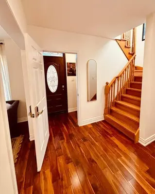 a hallway with a door and a wooden floor at Charming Family Getaway in Richmond Hill in Richmond Hill