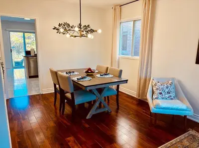 a dining room table and chairs in a room at Charming Family Getaway in Richmond Hill in Richmond Hill