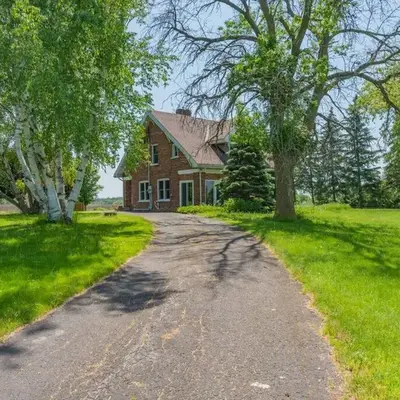 Luxury Hillside Farmhouse on The Bay of Quinte