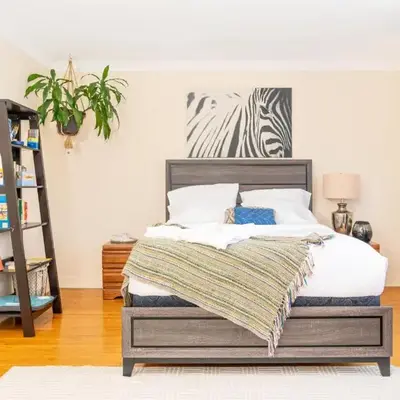 Room in cozy house close to Lawrence Ave
