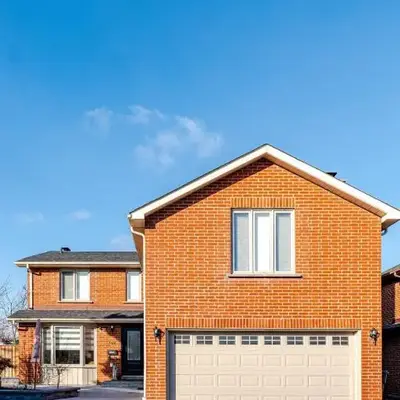 2 bedroom apartment-2 free parking -14 min to Pearson airport